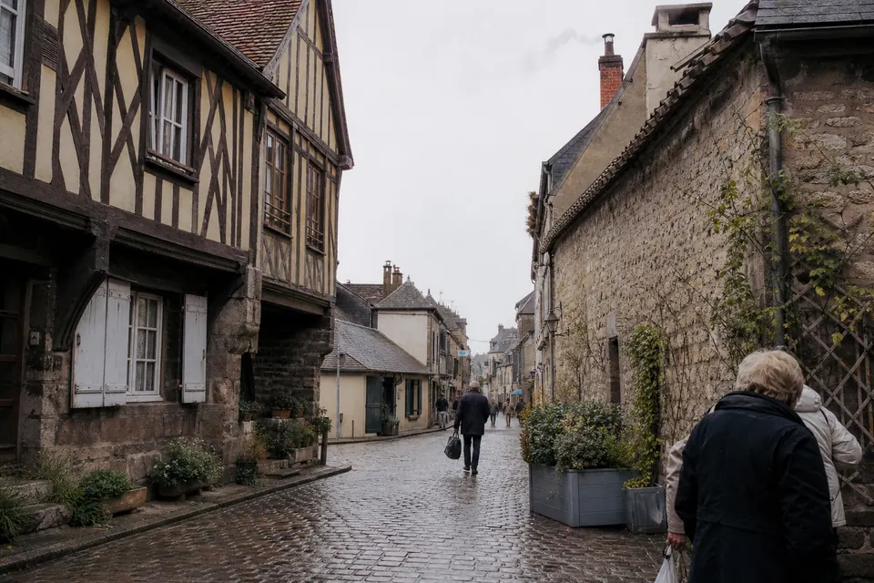 Rue du centre d'une ville normande en automne avec maisons à colombages