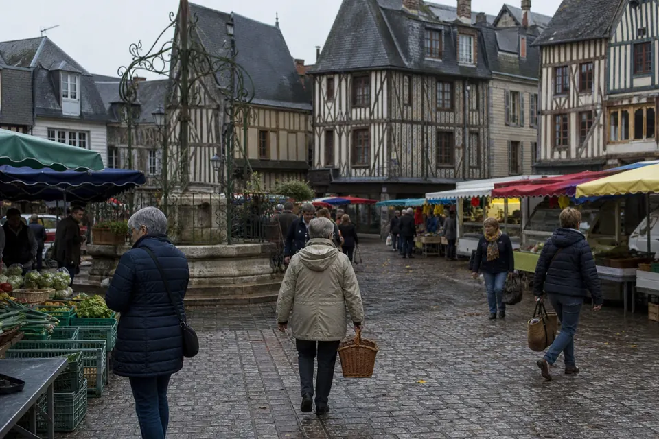 Place de marché d'une petite ville aux maisons à colombages, un matin d'automne